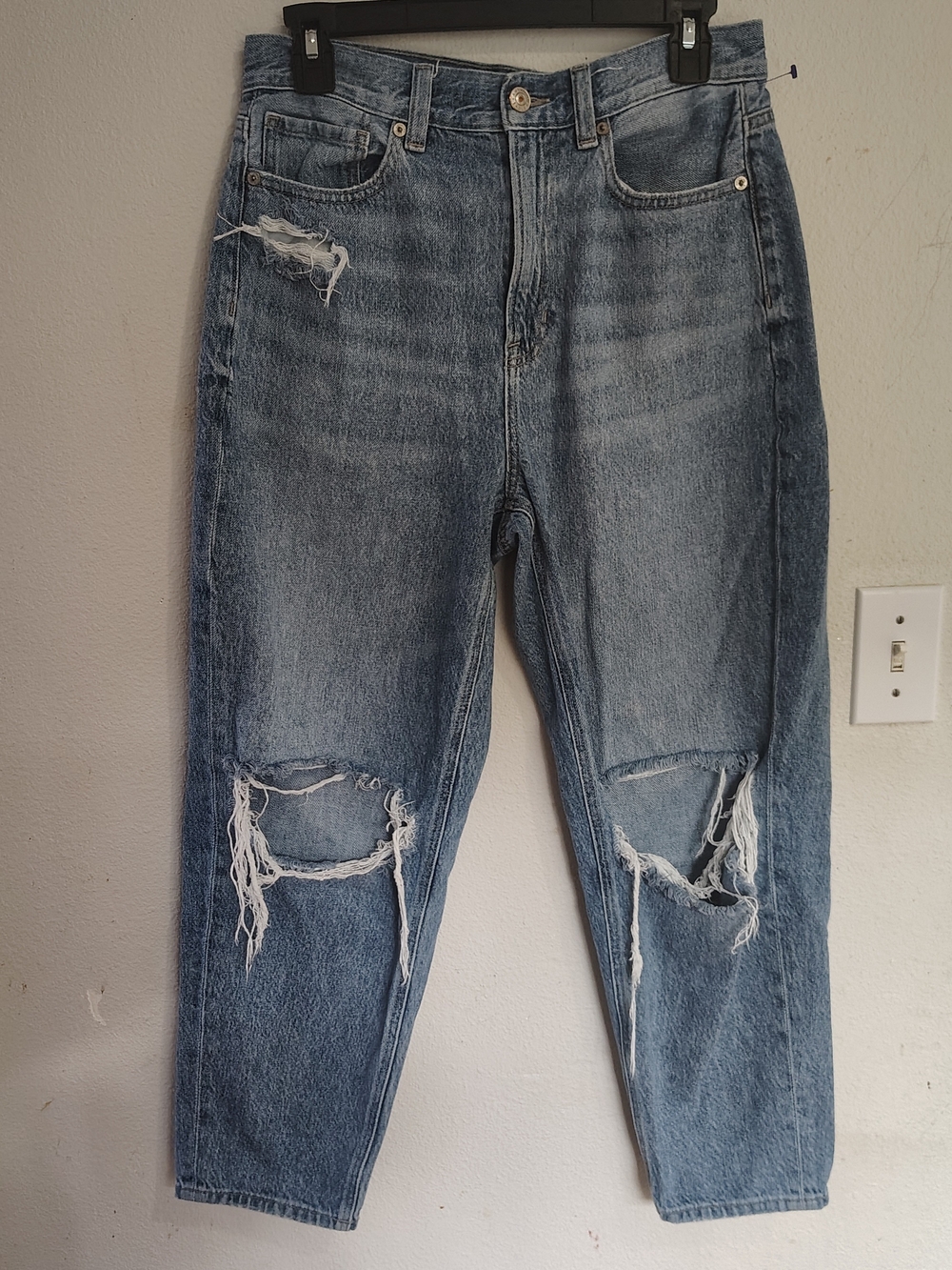American Eagle Outfitters Faded Blue Distressed Relaxed Mom Jeans Size 6 Short